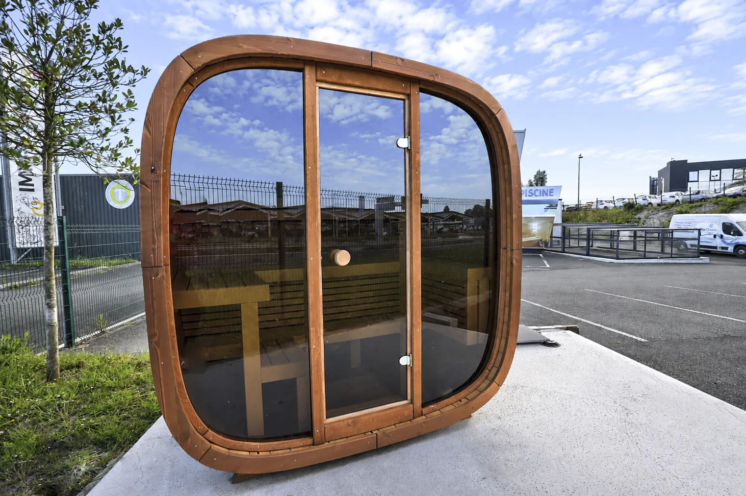 Sauna extérieur design en bois avec façade vitrée intégrale