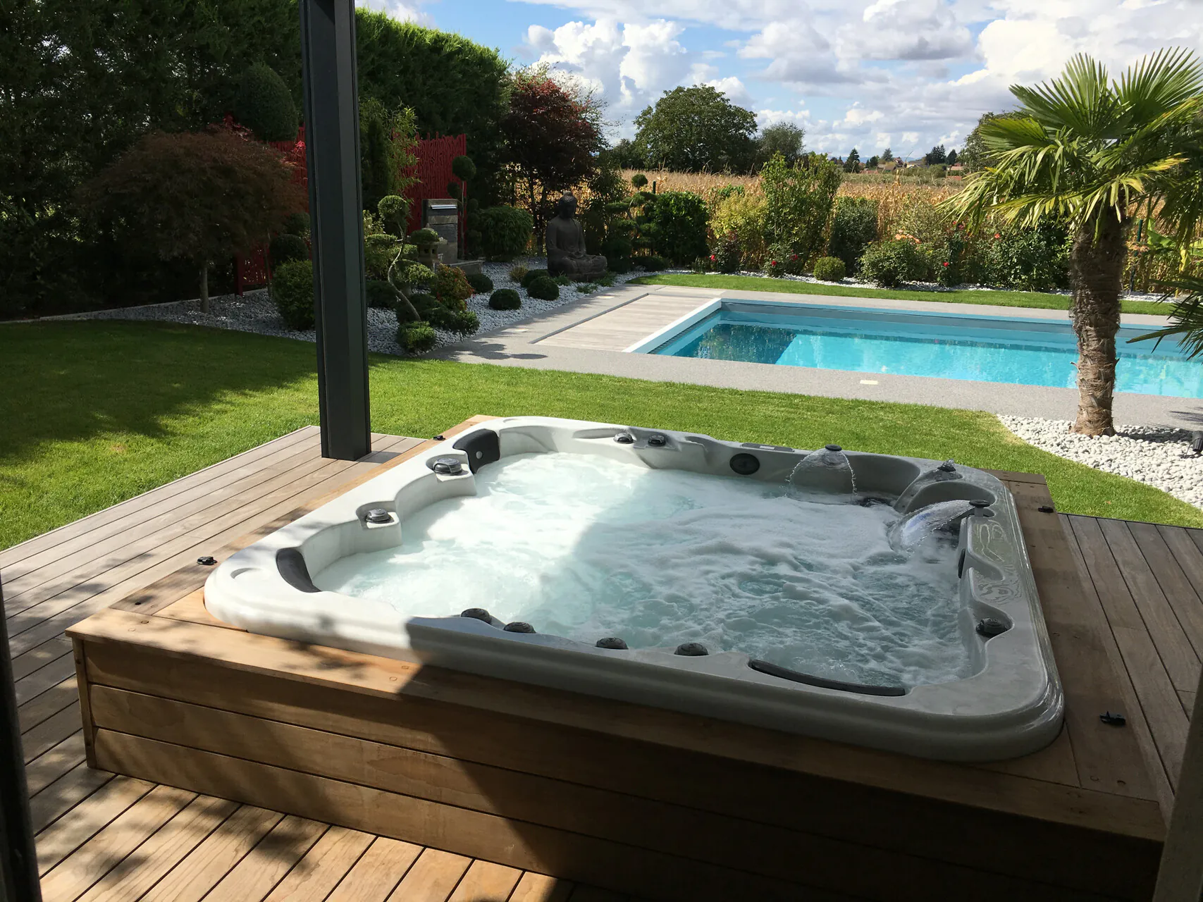 Installation de spa dans un intérieur ou extérieur soigné