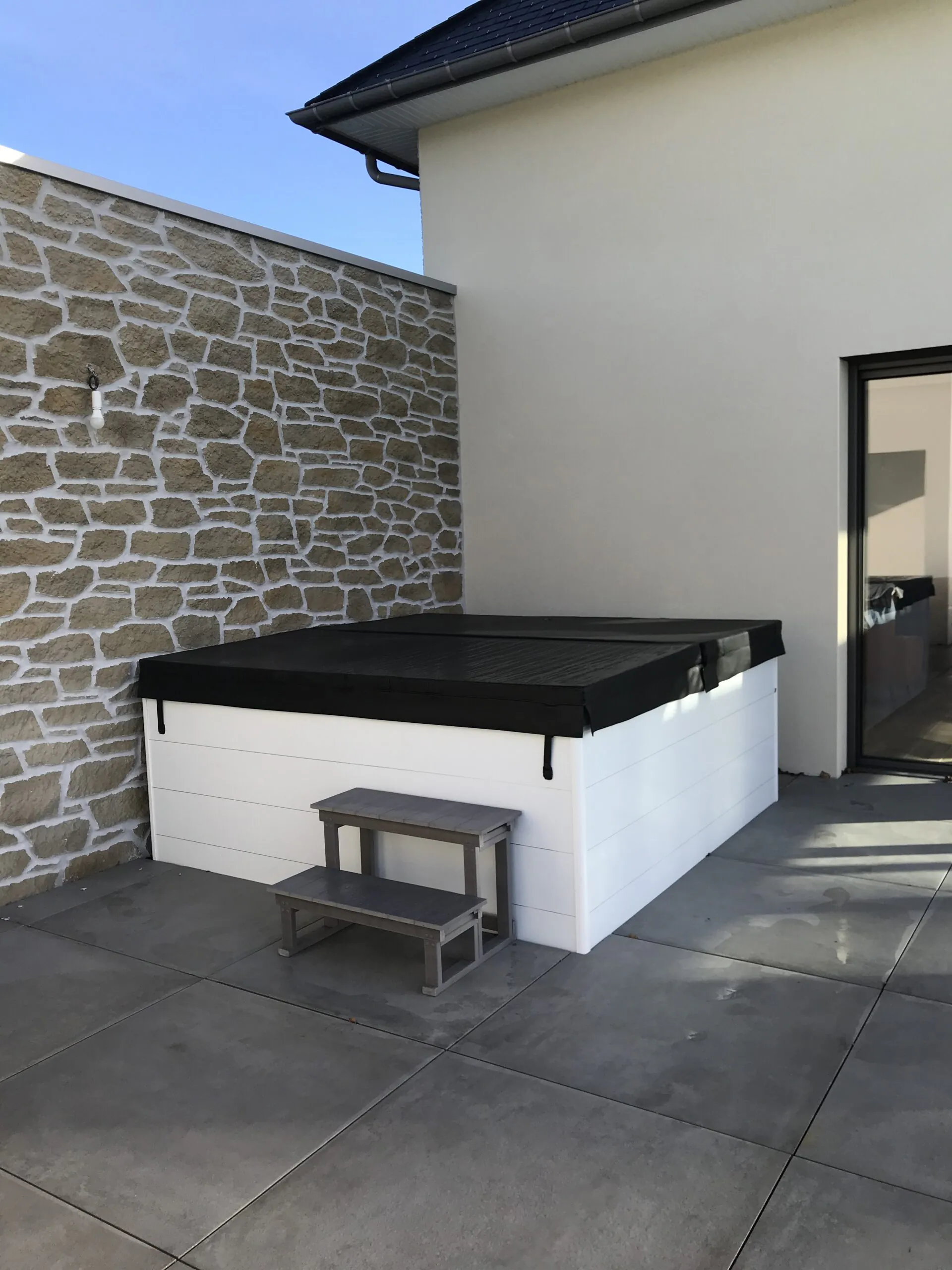 Spa et jacuzzi extérieur installé à Sévignac