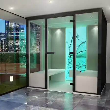 Cabine de hammam vitrée design avec panneau décoratif bleu et banquettes blanches