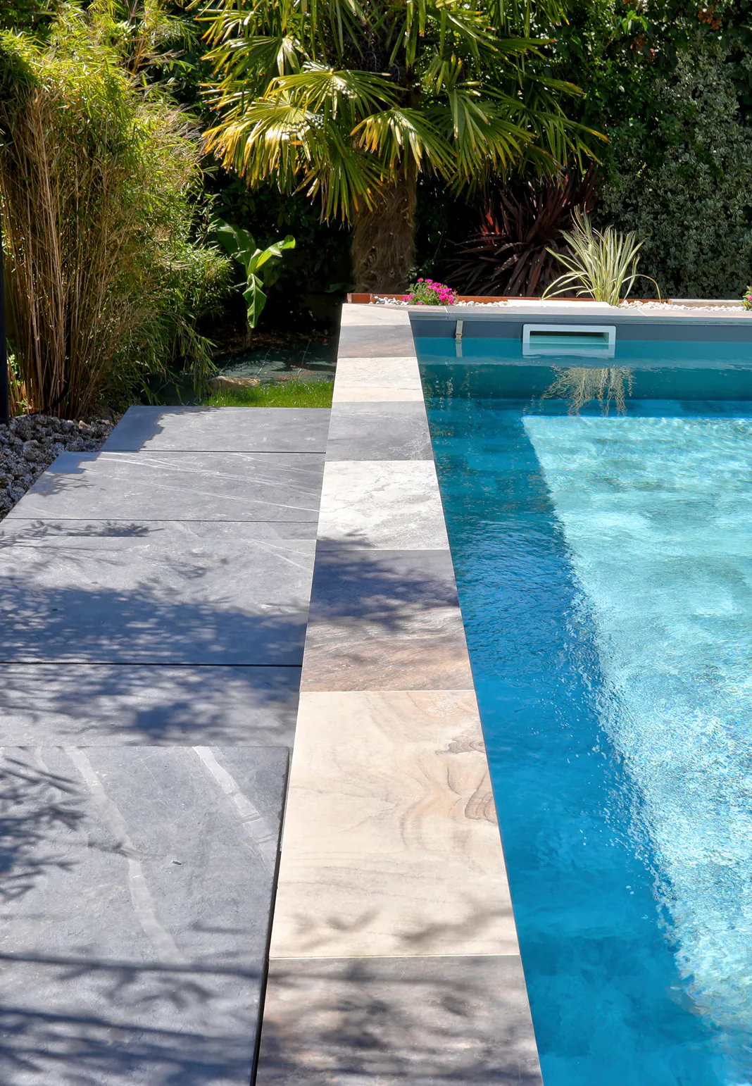 Détail d’une piscine moderne aux eaux bleues