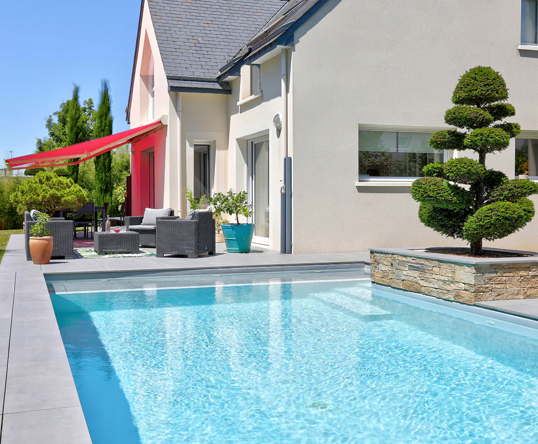 Piscine extérieure de 10 x 4 m réalisée à Loudéac par Hydro Ouest